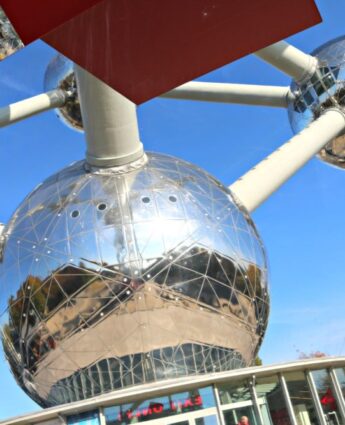 atomium de bruxelles avec ciel bleu