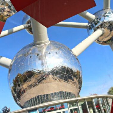 atomium de bruxelles avec ciel bleu