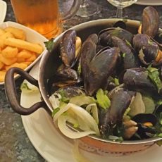 Moules-frites au restaurant