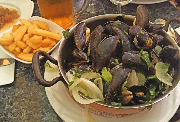 Moules-frites au restaurant