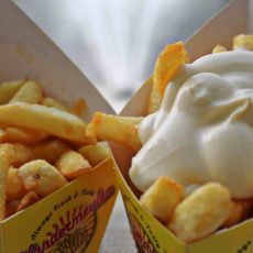 Deux cornets de frites à Bruxelles