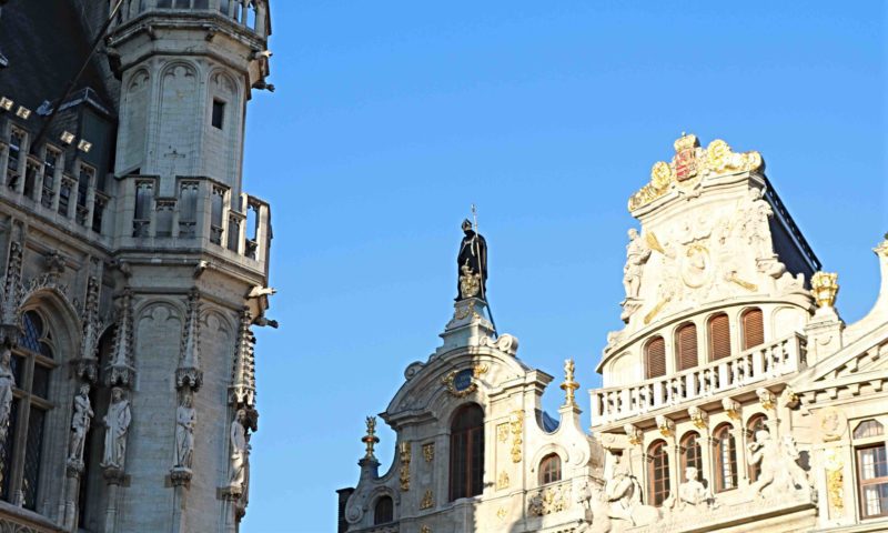 Statue de Saint Nicolas sur la Grand-Place de Bruxelles