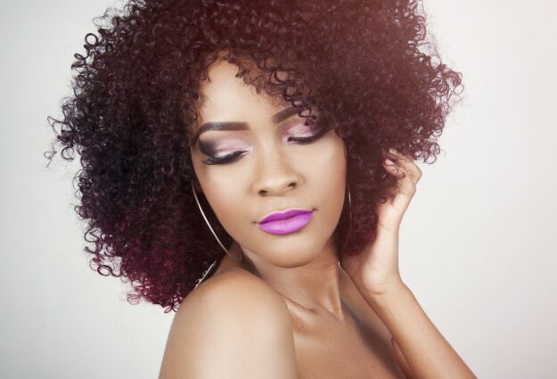 Comment entretenir ses cheveux bouclés en hiver ?