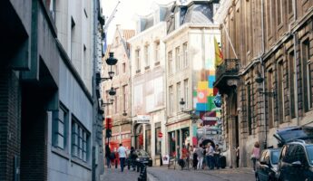 Visitez Bruxelles avec une voiture, une assurance et un véhicule non polluant