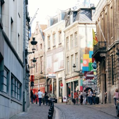 Visitez Bruxelles avec une voiture, une assurance et un véhicule non polluant