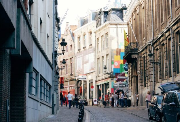 Visitez Bruxelles avec une voiture, une assurance et un véhicule non polluant