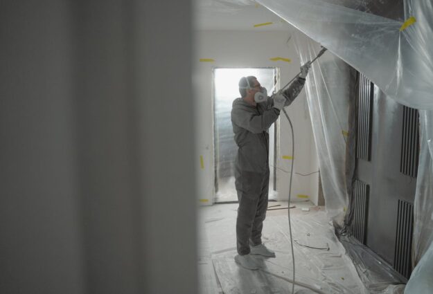 Artisan en plein travaux en Belgique