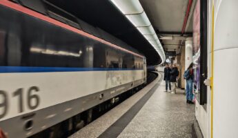 Rame de métro entrant en station à Bruxelles