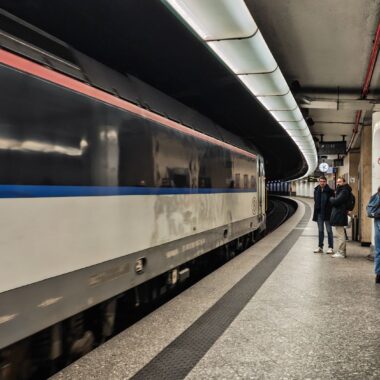Rame de métro entrant en station à Bruxelles