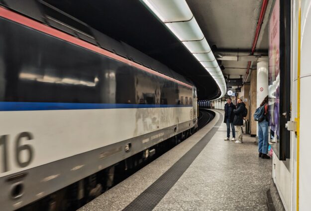 Rame de métro entrant en station à Bruxelles