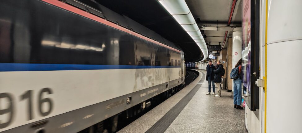 Rame de métro entrant en station à Bruxelles