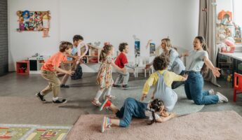 Enfants et éducatrice en crèche