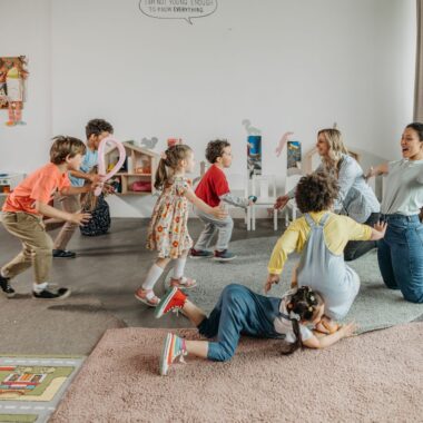 Enfants et éducatrice en crèche
