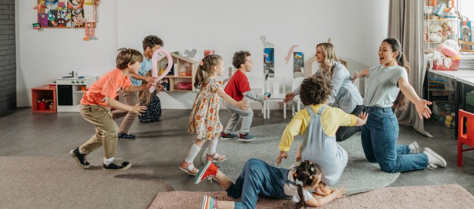 Enfants et éducatrice en crèche