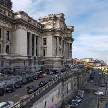 Voitures garées dans une rue de Bruxelles