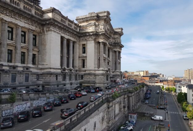 Voitures garées dans une rue de Bruxelles