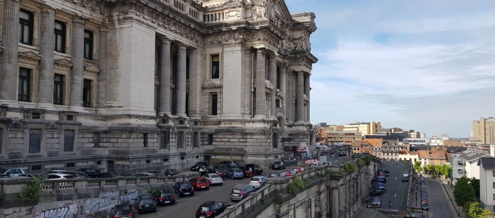 Voitures garées dans une rue de Bruxelles