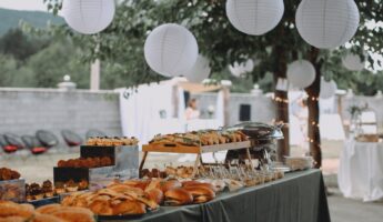 Buffet traiteur dressé pour une réception