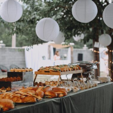 Buffet traiteur dressé pour une réception