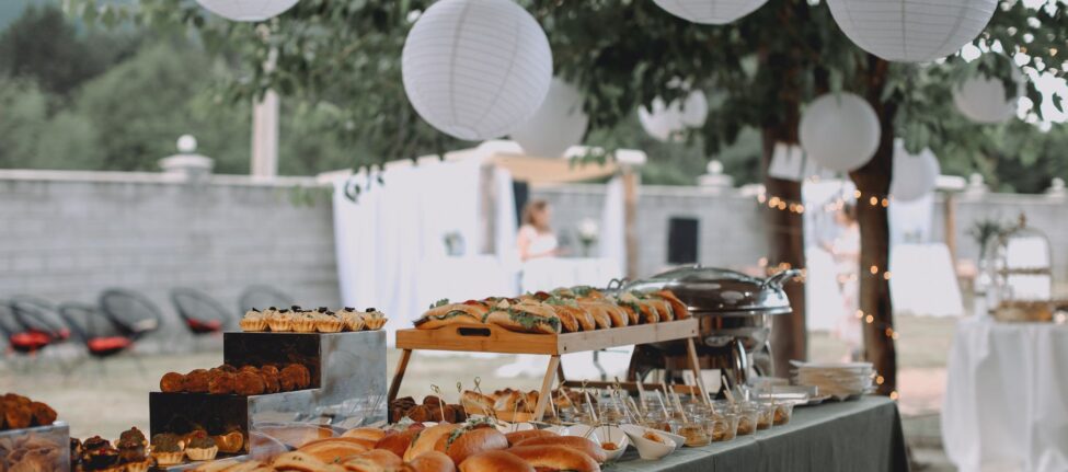Buffet traiteur dressé pour une réception