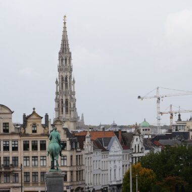 S'installer à Bruxelles : la tour de l'hôtel de ville vue depuis le Mont des Arts