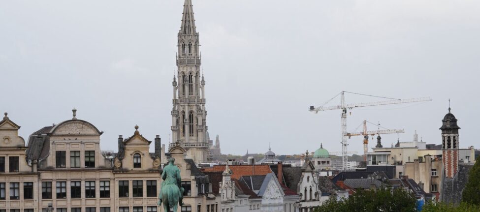 S'installer à Bruxelles : la tour de l'hôtel de ville vue depuis le Mont des Arts